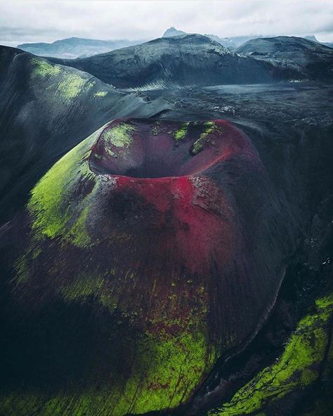 Instagram Iceland Volcano, Volcanic Landscape, Iceland Island, Another Planet, World Tattoo, Strange Places, Amazing Spaces, Mountain Art, Ethereal Art