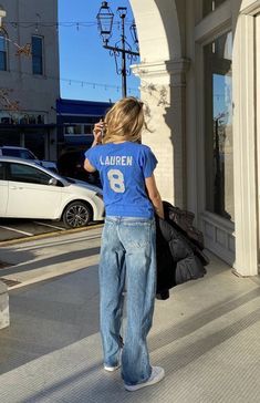 Copenhagen Style Spring, Straight Leg Pants Outfit, Stargirl Fashion, Aesthetic Outfits Women, Trends Aesthetic, 00s Mode, Blue Graphic Tee, Oki Doki, Graphic Tee Outfits