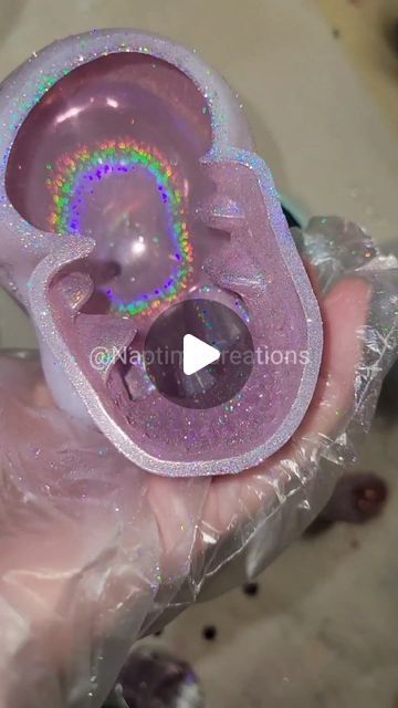 Resin Skull Ideas, Resin Crafts Tutorial Videos, Resin Works, Nifty Crafts, Epoxy Crafts, Resin Crafts Tutorial, Resin Pour, Epoxy Floor, Pouring Art