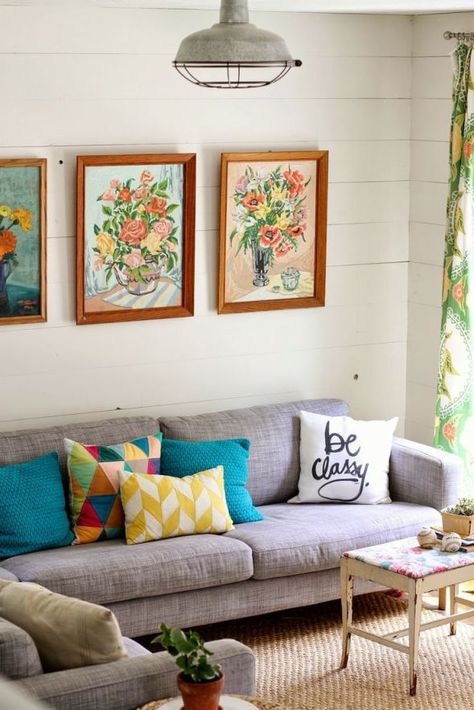 Love this colorful floral art! Such a great pop on a white wall. Grey Couch, Decoration Shabby, Modern Vintage Decor, Colourful Living Room, Trendy Living Rooms, Living Room Grey, Room Colors, Living Room Inspiration, 인테리어 디자인