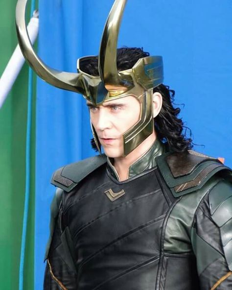 Tom Hiddleston / Loki          Thor Ragnarok Odin Mythology, Loki Mcu, Loki Ragnarok, Loki Helmet, Loki Costume, Loki Cosplay, Loki God Of Mischief, Thor Ragnarok, Thomas William Hiddleston