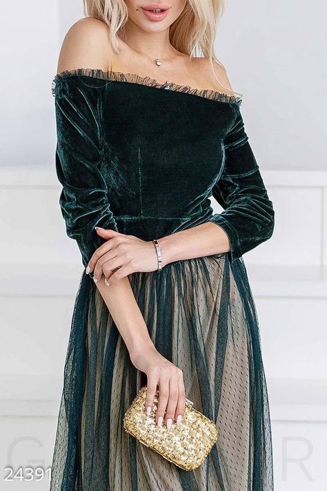 Retro Prom Dress, Hijab Gown, Velvet Dress Designs, Evening Wedding, Velvet Fashion, Moda Vintage, Looks Chic, Dresses For Teens, Ladies Dress Design