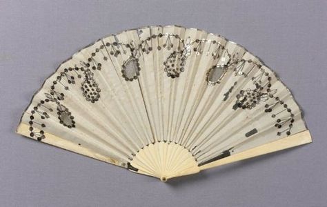 Regency white fan 1800s Accessories, Regency Accessories, Regency Dresses, Victorian Accessories, Antique Fans, White Victorian, Regency Dress, Regency Fashion, Vintage Fans