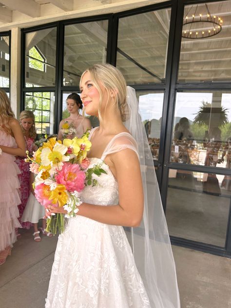 Summer Wedding Bride Hair, Wildflower Beach Wedding, Garden Party Wedding Dress, Wedding Day Aesthetic, Summer Wedding Aesthetic, Wedding Ideas Spring, Backyard Wedding Dress, Preppy Wedding, May Wedding