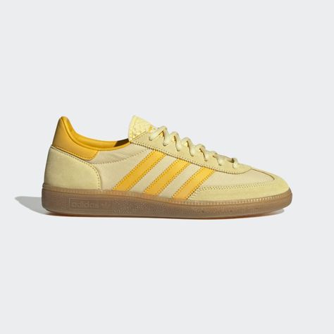 At its release, the adidas Handball Spezial Shoes changed the game for handball court gear, with extra cushioning and durability. It quickly became a beloved icon among terrace fans. For this pair, we're continuing the story with fresh two-tone colourways, a premium suede upper with nylon overlays and a gum rubber outsole that keeps the OG '70s vibe. Handball Players, Samba Shoes, Adidas Handball Spezial, Yellow Adidas, Adidas Handball, Gold Adidas, Adidas Samba Og, Adidas Spezial, Nike Dunk High