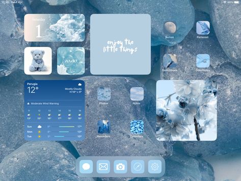 Ipad Home Screen Layout Aesthetic Blue, Ipad Wallpaper Ideas Ios 17, Blue Ipad Icons, Aesthetic Ipad Homescreen Layout Blue, Ipad Homescreen Ideas Aesthetic College, Aethetics Picture Wallpaper Laptop, Ipad Blue Aesthetic, Blue Ipad Layout, Aesthetic Homescreen Ipad