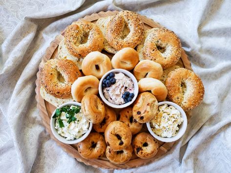 Charcuterie Board Bagels, Bagel Themed Party, Mini Bagel Charcuterie Board, Brunch Bagel Charcuterie Board Ideas, Bagel Tray Ideas, Bagel Platter Ideas, Bagel And Cream Cheese Board, Bagel Board Ideas, Bagel Board Brunch