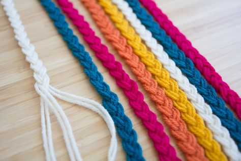 Diy Bracelets Yarn, Braiding Yarn, Hair Tie Organizer, Braided Yarn, Face Moisturizer For Dry Skin, Yarn Braids, Yarn Bracelets, Dry Skin Body, Diy Bracelets Tutorials