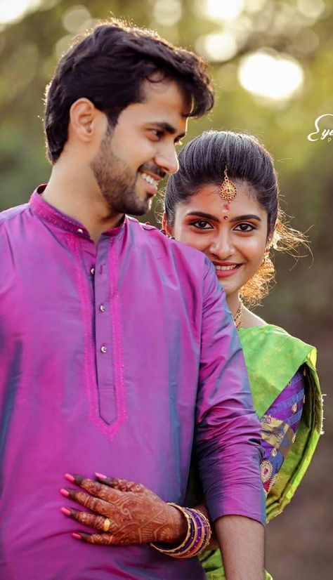 Couple Photo Poses In Saree, Photoshoot Poses Wedding, Village Couple Photography, Village Couple, Poses Wedding Photography, Romantic Couple Photoshoot, Prewedding Pose, Marriage Poses, Couple Photoshoot Ideas