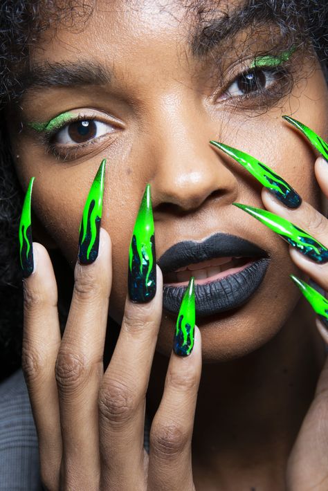 Here's How to Make the Coolest Nail Trends From NYFW Wearable in Real Life Nail Model Photography, Maleficent Nails, Villain Vibes, Nail Model, You Nails, Festive Nail Designs, Thanksgiving Nail Art, Nails Creative, Dark Green Nails