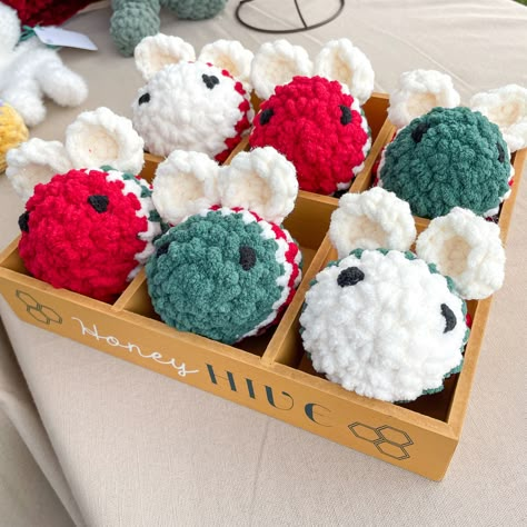 Easy Crocheted Christmas Gifts, Crochet Christmas Bees, Red Crochet Animals, Quick Crochet Stocking Stuffers, Christmas Bee Crochet, Crochet For Gift, 1 Hour Crochet Projects Christmas Gifts, Beginner Christmas Crochet, Easy Christmas Crochet Ideas