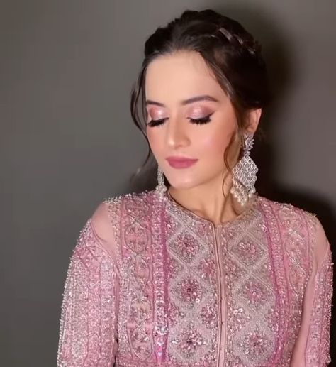 Gorgeous aimen khan😍😍😍 Soft Pakistani Makeup Look, Soft Party Makeup Look Pakistani, Pakistani Makeup Looks, Bridal Dpz, Simple Bridal Makeup, Glamorous Hairstyles, Pakistani Makeup, Emma Watson Belle, Soft Eye Makeup