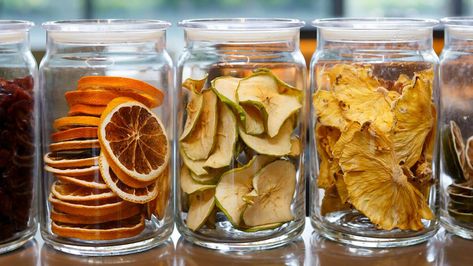 Cocktail Jars, Dried Citrus, Citrus Garnish, Fruit Garnish, Citrus Cocktails, Drink Garnishing, Diy Cocktails, Dried Lemon, Freeze Dried Fruit