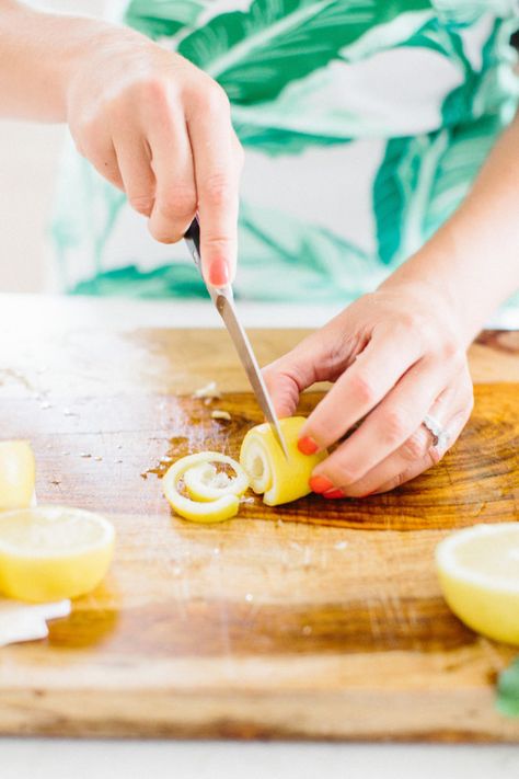 Lemon Twist Garnish, Lemon Water Health Benefits, Lemon Water Before Bed, Boil Lemons, Treat Burns, Lemon Juice Benefits, Water Health Benefits, Hot Lemon Water, Lemon Health Benefits