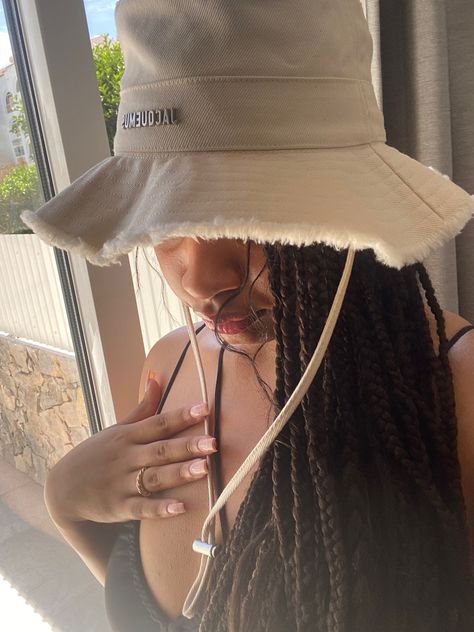 Summer Hat Aesthetic, Bucket Hat With Braids, Jacquemus Bucket Hat, Jacquemus Hat, Hat With Braids, Braids Summer, Hat Aesthetic, Hair Braider, Clothing Business