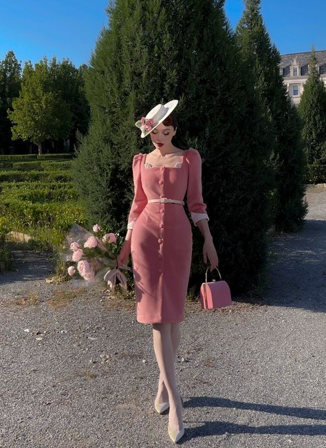 40s Aesthetic Fashion Women, 50s Fashion Inspiration, Vintage Outfits 40s 1940s Style Classy, Modern Princess Outfits Classy, Romantic Travel Outfits, 1950s Feminine Aesthetic, 50s Dresses Formal Classy, 1950s Fashion Elegant, Old Money Pink Dress