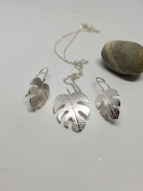 Monstera Necklace, Fish Jewelry Silver, Math Jewelry, Monstera Earrings, Hardware Jewelry, Personalized Leather Bracelet, Silver Necklace Set, Silver Jewelry Design, Earrings And Necklace