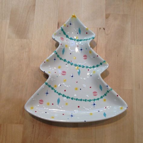 Pottery Ideas For Kids, Ceramic Christmas Plate Ideas, Christmas Plate Pottery Painting, Christmas Pottery Platter Ideas, Painted Pottery Christmas Plates, Paint Your Own Pottery Ideas, Christmas Tree Ceramic Plates, Kids Christmas Gifts, Holiday Pottery