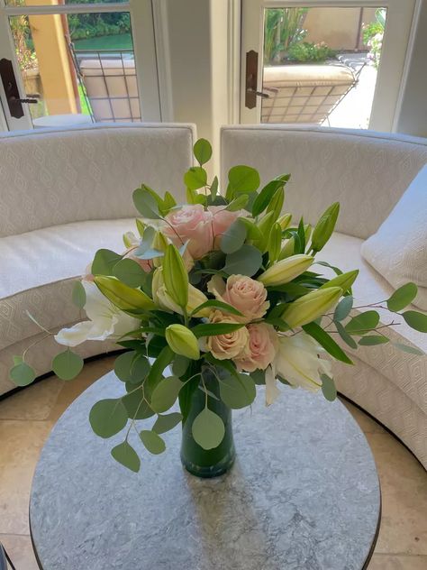 Small Elegant Flower Arrangements, Medium Vase Flower Arrangements, Flower Arrangements For Centerpieces, Easy Floral Bouquet, Simple Fresh Flowers Arrangements, Cheap Fresh Flower Centerpieces, Simple Spring Floral Arrangements, Inexpensive Flower Centerpieces, Daffodil Arrangements Floral Design