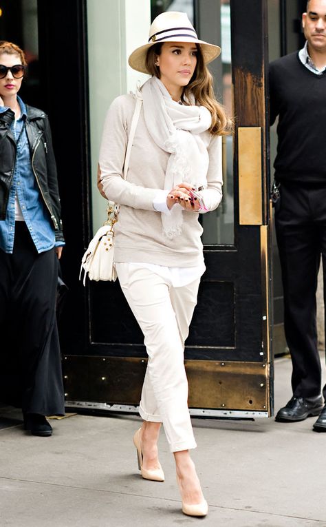 Coral Couture from Jessica Alba's Street Style | E! Online Mode Over 50, White Jeans Winter, Jessica Alba Style, Look Boho Chic, Giovanna Battaglia, Mode Casual, White Outfit, Looks Street Style, Sarah Jessica Parker