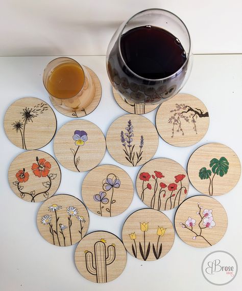 Personalized wooden coasters - "Floral" line The coasters, with a diameter of 10 cm, feature floral themed engravings, with some hand-painted details. Painted Wooden Coasters, Coaster Art Ideas, Coaster Painting Ideas, 4h Projects, Painted Coasters, Coaster Ideas, Coaster Crafts, Coaster Art, Wooden Flowers