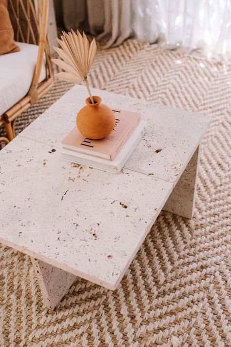 Pour une table design à petit prix ! Diy Travertine, Terrazzo Coffee Table, Diy Terrazzo, Granite Coffee Table, Travertine Table, Tiled Coffee Table, Tile Table, Diy Marble, Travertine Coffee Table