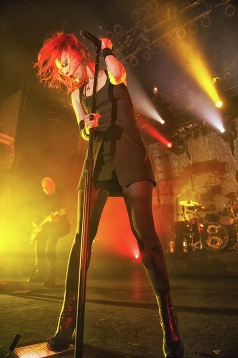 Shirley Manson Style, Shirley Manson 90s, Billy Corgan, Shirley Manson, Playing The Guitar, The Oregon Trail, Pat Benatar, Women Of Rock, Guitar Playing