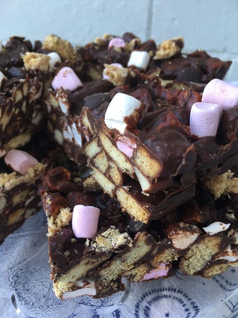 Loaded Rocky Road Recipe | No-Bake Fridge Cake - TheUniCook Best Rocky Road Recipe, Easy Rocky Road Recipe, Rocky Road Cake, Rocky Road Recipe, Fridge Cake, Chocolate Biscuits, Holiday Dessert Recipes, Digestive Biscuits, Chocolate Delight