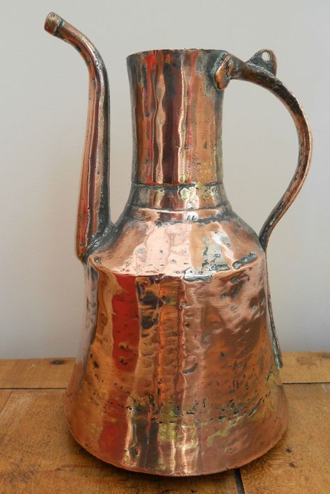 LARGE ANTIQUE HAMMERED COPPER JUG Grafic Art, Copper Painting, Still Life Pictures, Copper Jug, Copper And Pink, Bronze Vase, Vintage Props, Copper Decor, Metal Furniture Design