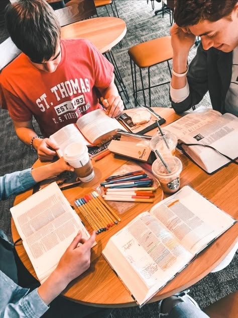 Christian Friend Group Aesthetic, Christian Camp Aesthetic, Christian Teen Aesthetic, Youth Group Aesthetic, Bible Study With Friends, Christian Life Aesthetic, Christian Lifestyle Aesthetic, Christian Asthetic, Teen Ministry