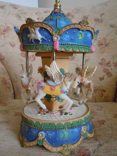 Carousel Musical, Box Company, Musical Box, Acrylic Decor, Round Wall Art, Merry Go Round, Carousel Horses, Yankee Candle, Restaurant Decor