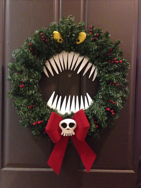 Christmas Reef, Nightmare Before Christmas Wreath, Diy Halloween Dekoration, Diy Halloween Party, Nightmare Before Christmas Tree, Nightmare Before Christmas Decorations, Man Eating, Creepy Christmas, Nightmare Before Christmas Halloween