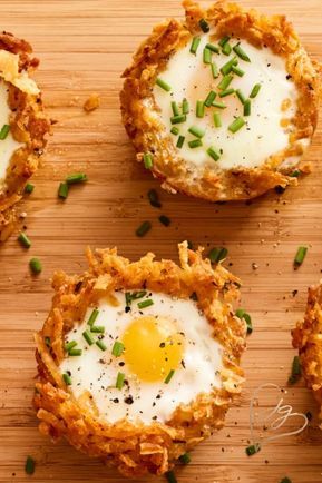 If you start with store bought shredded potatoes you can make this fun breakfast or brunch food in minutes.  Don't you just love how cute they are, so great all year round! Egg Nests Breakfast, Recipes With Shredded Potatoes, Brunch Protein Ideas, Shredded Potatoes Recipes Breakfast, Egg Brunch Ideas, Brunch Ideas Vegetarian, Shredded Potatoes Recipes, New Years Brunch Ideas, Easter Breakfast Ideas