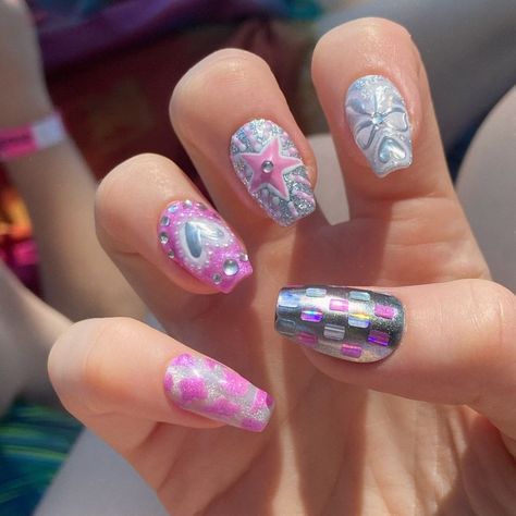 💗 PINK PONY CLUB 💗 i simply could not stop with the nail photoshoots at bonnaroo ☀️ saw @chappellroan perform pink pony club live with my themed claws on and it was a peak experience 🌟 featuring pink cowgirl hats, dusty white skirts, cute new customers, and festival tent press on nail application 💅🏻 this set will be available for custom order in any nail shape, or used as inspiration for an artist themed custom design 🪩🎶 @dndgel mood gel, 02, silver platinum, powder pink @esvynails silve... My Little Pony Theme Nails, Pink Pony Club Nails, Pink Cowgirl Hats, Silver Liner, Festival Tent, Concert Nails, Nail Application, Skirts Cute, Pink Pony Club