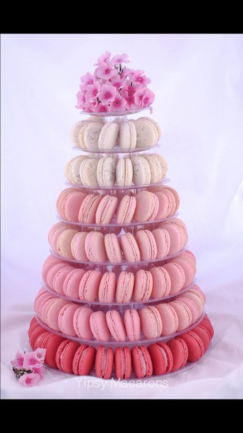 Beautiful pink ombré macaron tower by Yipsy Oreo Roll, Baby Shower Macarons, Macaroon Tower, Pink Cake Pops, Cake Oreo, Vegan Wedding Cake, Cakes To Make, Macaron Tower, Macaron Cake