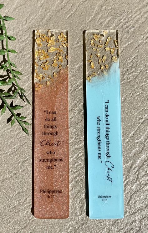 Resin Bookmarks For Men, Resin Bookmarks With Quotes, Resin Book Marks, Resin Bookmark Ideas, Diy Resin Keychain, Resin Pendant Diy, Hand Jewelry Rings, Resin Bookmarks, Idee Cricut