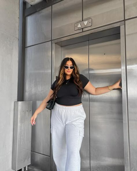 Chill Outfits Midsize, Midsize Sweatpants Outfit, Kim K Sunglasses, Girl Sweatpants Outfit, Mid Size Outfit Ideas, Aritzia Shirt, Midsize Ootd, Ootd Midsize, Aritzia Sweatpants