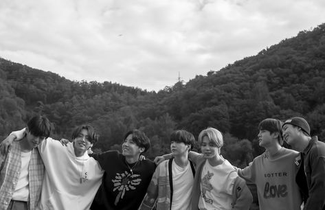 tiny tete pics🐯 on Twitter: ""the process of the album make them love everything about each other more"… " Bts Laptop Wallpaper, Bts Wallpaper Desktop, Bts Polaroid, Bts Header, Bts Group Photos, Wallpaper Bts, Bts Aesthetic Pictures, Bts Group, Bts Lockscreen