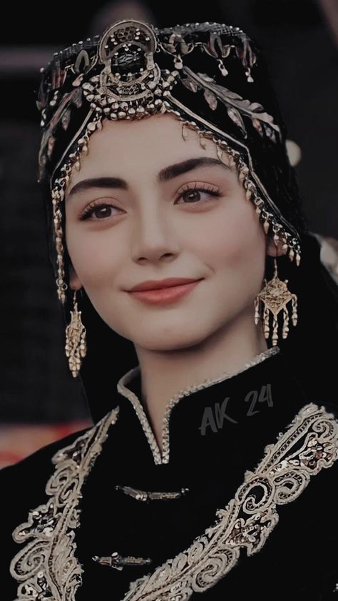 Bala Khatoon Pics, Bala Hatun Pic, Bala Hatun Dpz, Bala Hatun Wallpaper, Mode Niqab, Turkish Women Beautiful, Arabian Beauty Women, Turkish Beauty, Girly Photography