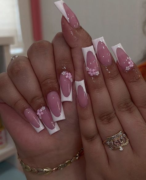 Baddie Nails Mid Length, Nail Ideas With Flower Charms, Mexican Baddie Nails, Med Nails Ideas, Flower Nail French Tip, Short French Nails With Flower, Short Acrylic Nails Square Vacation, Pink Valentines Nails Short Square, Birthday Nails Flowers