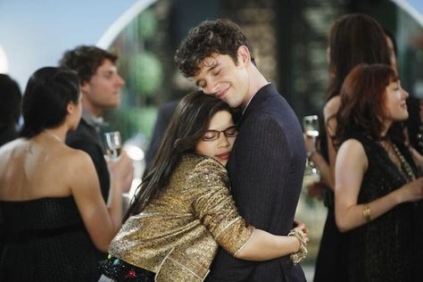 America Ferrera and Michael Urie as Betty Suarez and Marc St. James on Ugly Betty, I loved this moment! Betty And Daniel, Michael Urie, Betty Suarez, He Looks At Her, Old Cartoon Shows, America Ferrera, Ugly Betty, Drama Theatre, 70s Show