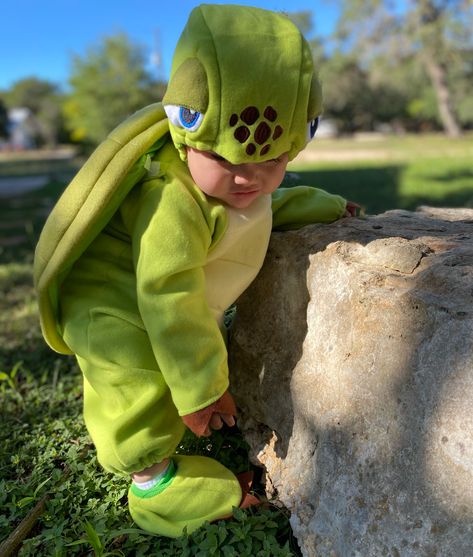 Baby Turtle Costume, Turtle Costume, Mom Costumes, Baby Tortoise, Turtle Costumes, Baby Sea Turtle, Diy Costumes Kids, Tiny Turtle, Diy Toddler