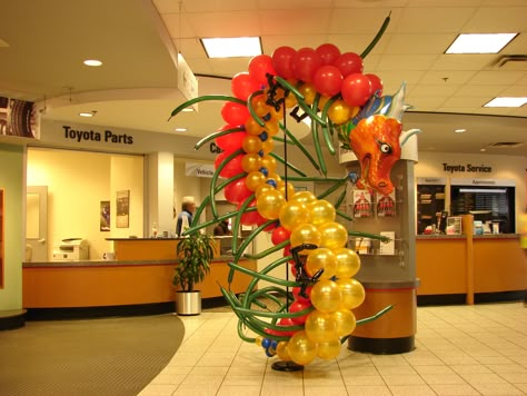 China Decorations Party, Asian Balloon Decor, Chinese New Year Balloon Arch, Japan Themed Party, Balloon Dragon, Chinese New Year Dragon Decorations, Chinese New Year Dragon Dance, Chinese New Year Mall Decoration, Asian Party Decorations