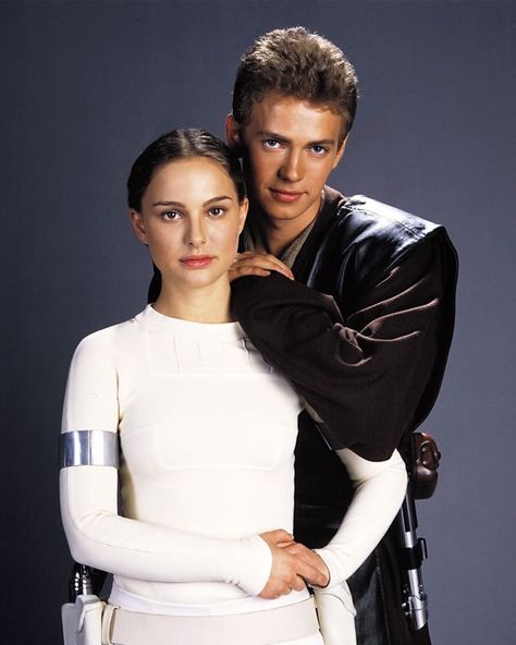 Natalie Portman and Hayden Christensen Star Wars Padme And Anakin, Anakin Poster, Iconic Trios Female, Padme And Anakin, Natalie Portman Star Wars, Padme Costume, Star Wars Couples, Star Wars Padme, Anakin And Padme