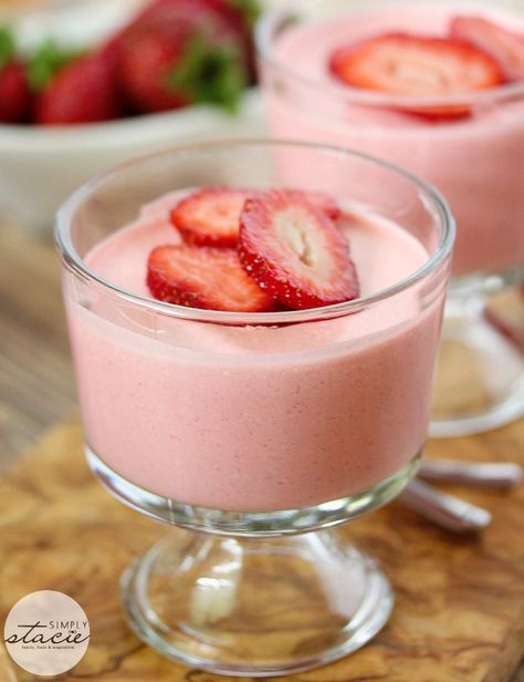 Jello Fruit Salads, Strawberry Mousse Recipe, Banana Mousse, Easy Strawberry Desserts, Dessert Light, Simply Stacie, Brulee Recipe, Jello Desserts, Strawberry Mousse