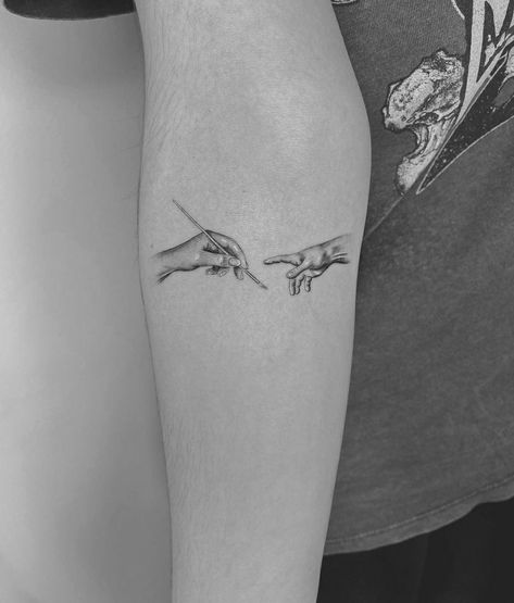 #tatuaje #tattoo #inspo #thecreation Artistic Minimalist Tattoo, Tattoo For Painters Artists, Tattoos For Artistic People, Art Pieces Tattoo, Art Themed Tattoos, Art Teacher Tattoo, Art Lover Tattoo, Artist Inspired Tattoos, Tattoo For Painters