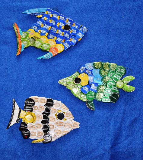 Fish of the sea that were made with metal bottle caps Upcycle Art, Cap Art, Bottle Cap Art, Metal Bottle, Upcycled Art, Metal Bottles, Bottle Caps, Bottle Cap, Making Out