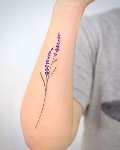 Small Dainty Tattoo, Tattoos Elegant, Small Dainty Tattoos, Girly Hand Tattoos, Fine Tattoos, Celtic Tattoo For Women, Tattoo Over Scar, Purple Tattoos, Lavender Tattoo