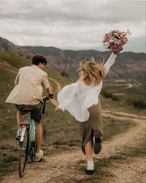 Love Cartoons Aesthetic, Korean Prewedding Photography, Bicycle Photoshoot, Picnic Photo Shoot, Bike Wedding, Friend Poses Photography, Cute Couple Art, Prewedding Photography, Friend Poses