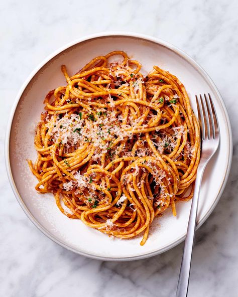 Caramelized tomato paste pasta on plate. Easy Pasta Sauce, Rice Ingredients, Drying Pasta, Pasta Noodles, Zucchini Noodles, Easy Dinners, 5 Ingredient, Meatless Meals, Pizza Pasta